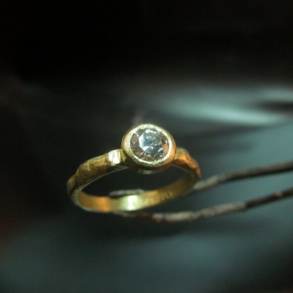 Engagement ring. 14K Yellow gold ring with 0.25ct' Diamond. very unique ring. - Picture 12 of 14